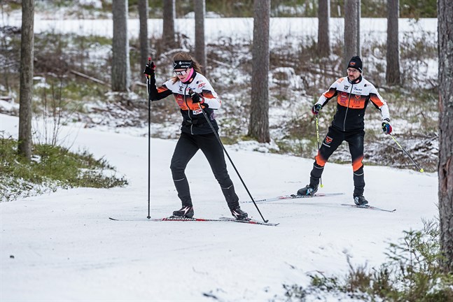 Tage Ray, här i träningstagen med dottern Hanna, anser att konceptet med ett parklopp i mars börjar kännas föråldrat. Ett alternativ är att flytta tävlingen till december, en månad då längdåkarna brukar vara betydligt mer tävlingssugna.