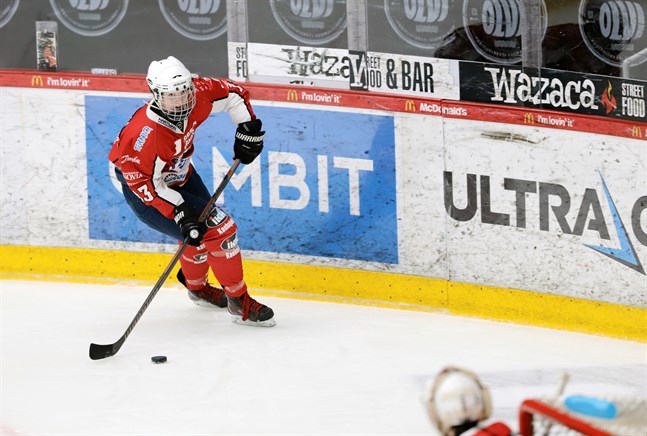 Julia Hagnäs, 19, från Kronoby är ordinarie i Sports backbesättning och gjorde tre assists på 14 matcher i grundserien.
