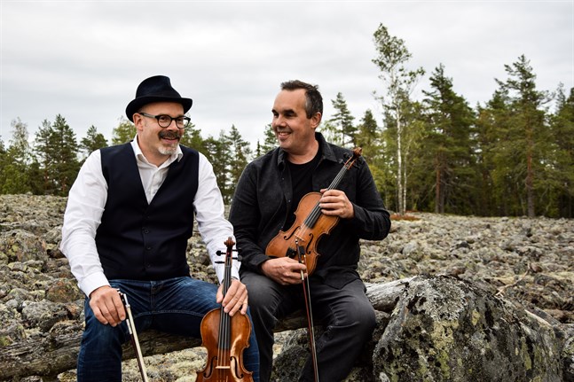 Kenneth Nordman och Mats Granfors är drivna fiolspelmän och kan spelsätten och arrangeringstraditionerna inom folkmusik.