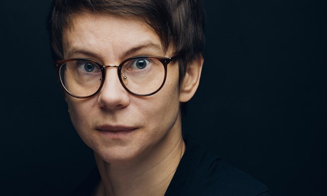 Teaterregissören Milja Sarkola gör en stark romandebut i vår.
