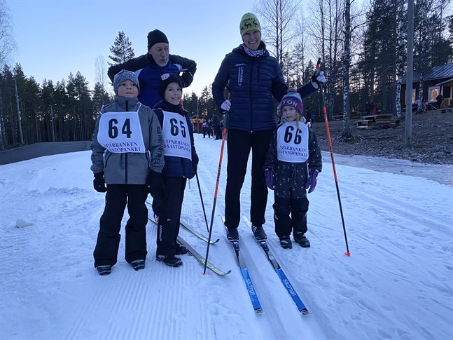 Sune och Elisabeth Nybacka ska skida Vasaloppet på söndag. Till Vargbergets Vasalopp tog man med sig brorsonen Lucas Lindberg, till vänster, samt barnen Carl och Sophia Nybacka.