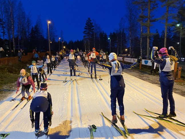 Före loppet gällde uppvärmning för de åttio som ämnade skida Vargbergets Vasalopp.