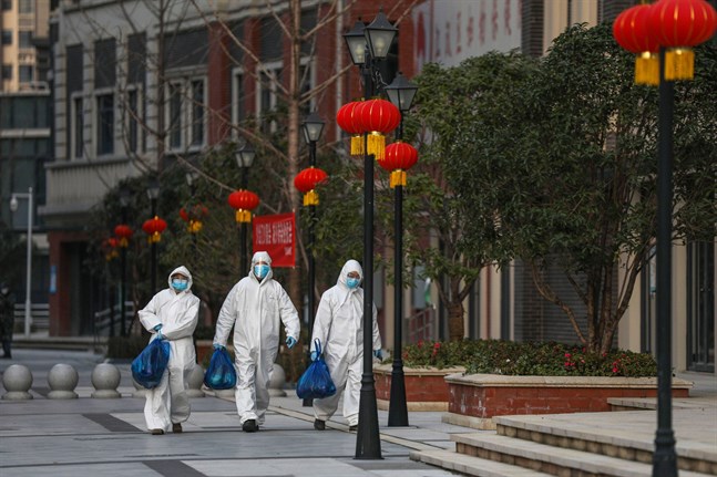 Bilden visar en matleverans till invånare i Wuhan, Kina.