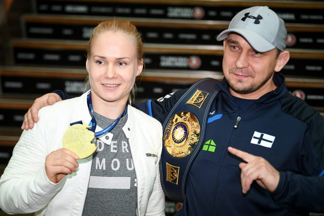 Petra Olli kom hem med ett guld från VM i Budapest 2018. Till höger tränaren Ahto Raska.