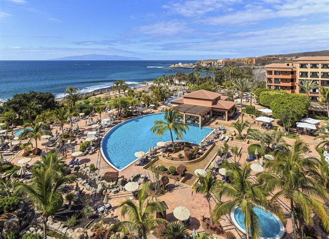 Tusen personer, varav fyra finländare, sitter i karantän på hotell Costa Adeje Palace på Teneriffa.