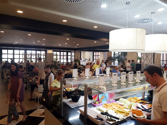 Tusen personer är i karantän i ett hotell på Teneriffa.