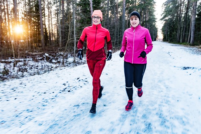 Maria Aho och Monica Andersson springer helst ensamma men träffas ibland längs vägen och följs åt några kilometrar.