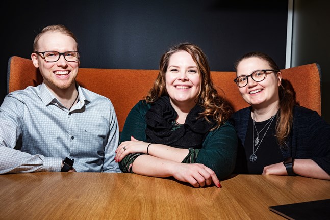 Isa Lindgren-Backman (i mitten) är redo att svara på de frågor som Martin Söderbacka, Eevalotta Matikainen och publiken i den gamla fiskhallen i Karleby har att ställa henne.