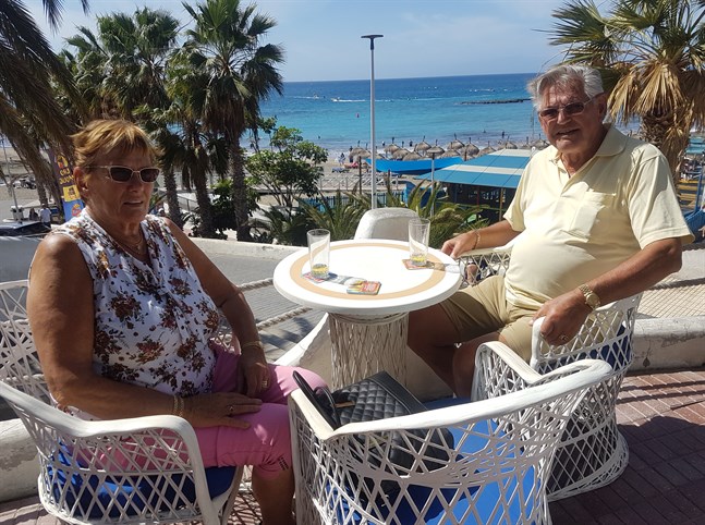 Doris och Göran Lindholm bor på Club Olympus Garden City, tre kilometer från H10 Costa Adeje Palace, där tusen turister sitter i karantän.