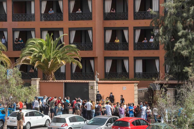 Hotellet H10 Costa Adeje Palace på Teneriffa försattes i karantän på måndagen efter att fyra italienska turister hade smittats av coronaviruset, som kan ge upphov till sjukdomen Covid-19.