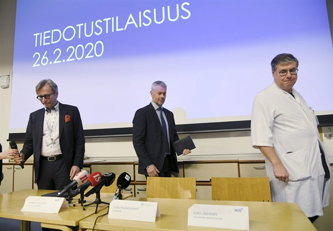 Ledande överläkare Markku Mäkijärvi vid Helsingfors universitetssjukhus, överläkare Taneli Puumalainen vid THL och överläkare i infektionssjukdomar Asko Järvinen vid Helsingfors universitetssjukhus under presskonferensen som ordnades efter att coronaviruset konstaterats i Finland.