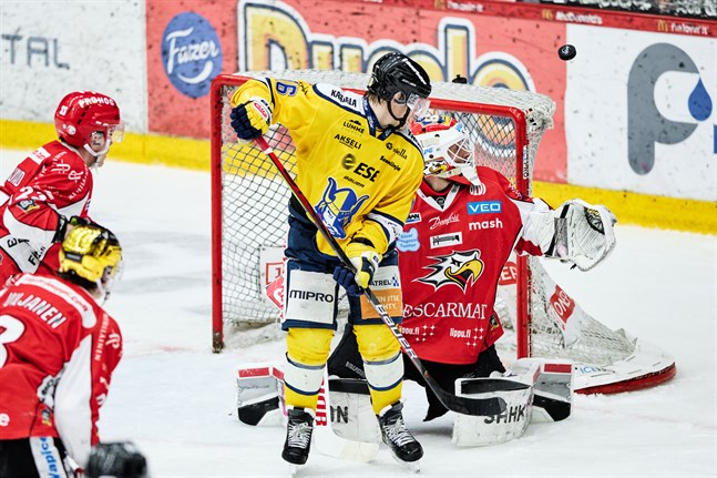 Teemu Henritius skymmer Niko Hovinen.