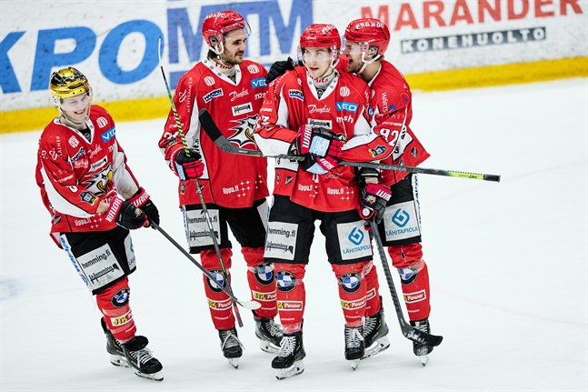 Erik Riska, andra från höger, gjorde sitt andra mål för säsongen på en rejäl bjudning av gästernas målvakt i andra perioden.