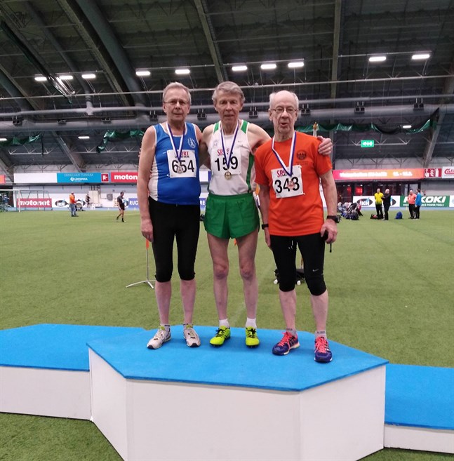 Sten Haglund som mästare på 800 meter flankerad av de övriga medaljörerna Reijo Montonen (t.v.) och Reijo Kauppila.