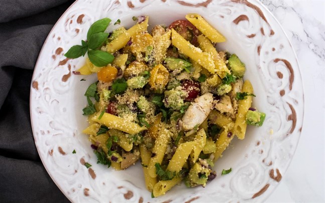 Vare sig du äter penne varm eller kall är avokado, körsbärstomater och kyckling rätt ingredienser att servera med pastan.