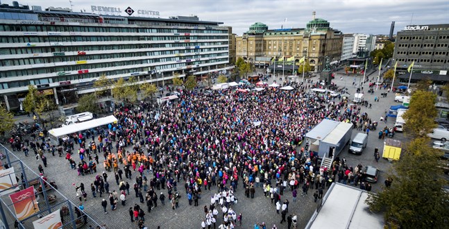 Någonstans i Vasa kan fall nummer 42 ha smittats, men det är oklart var, när och hur. Bilden tagen i oktober 2016 då tusentals demonstrerade för omfattande jour.