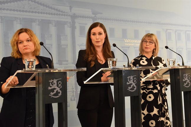 Finansminister Katri Kulmuni (C), Familje- och omsorgsminister Krista Kiuru (SDP), statsminister Sanna Marin (SDP) och social- och hälsovårdsminister Aino-Kaisa Pekonen (VF) informerade om Finlands beredskap att hantera en eventuell epidemi orsakad av coronaviruset i samband med en presskonferens på torsdagen.