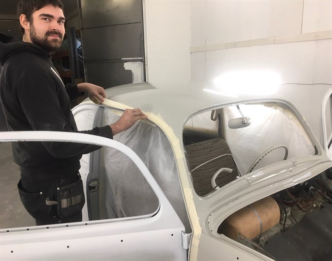 Jonatan Dahlskog öppnade måleriet Colorfix Ab för en knapp månad sedan och jobben rullar redan in, både i form av bilar och delar till metallindustrin.