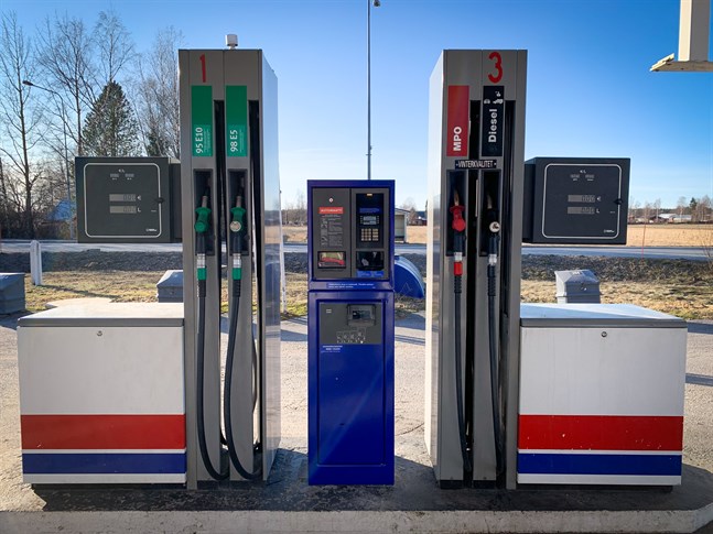 Petalax Proina fick i gång bränsleförsäljningen i byn i vintras. Nu fortsätter utvecklingsarbetet.
