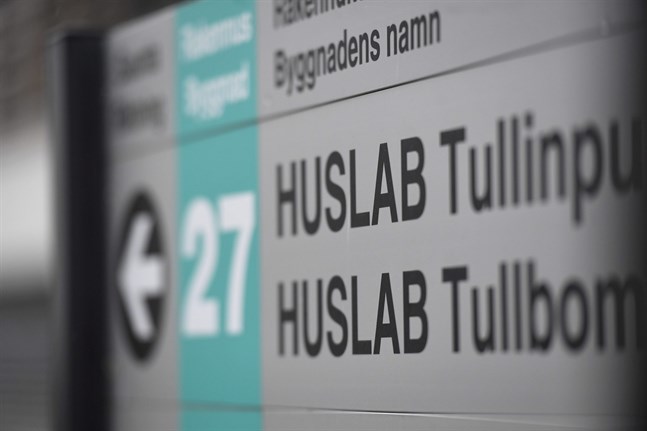 Den drabbade är en finländsk kvinna i arbetsför ålder, meddelar Helsingfors universitetssjukhus (HUS).