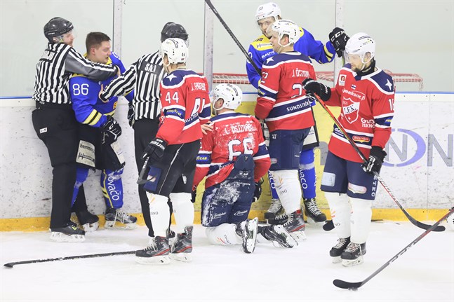 MIF-backen Kim Nykvist (86) och IFK Lepplax lagkapten Lars Östman (66) gruffade i första perioden.