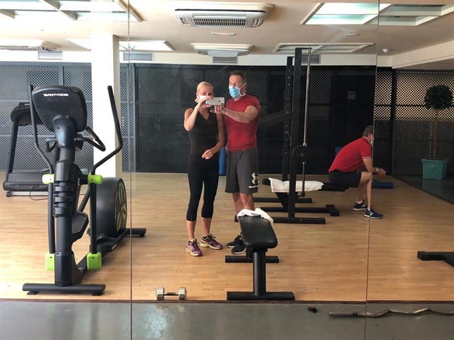 Att gymma med ansiktsmask är ingen höjdare, hälsar Lena Smeds-Furu och Peter Furu.