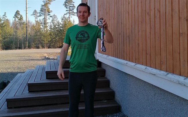 Att löpa så pass många varv på en kort bana inomhus kan förstås kännas enformigt. Men Johnny Granqvist klarade den biten ganska bra.