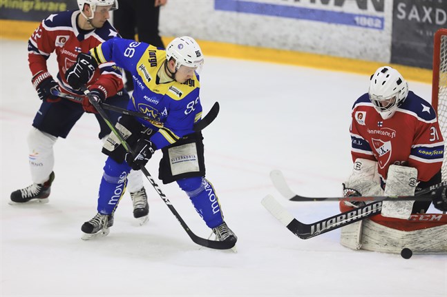 MIF-backen Kim Nykvist hade som uppdrag att parkera framför målet i powerplay. Men några mål släppte målvakten Niko Lehtinen inte in när hans IFK Lepplax hade en man mindre på isen.