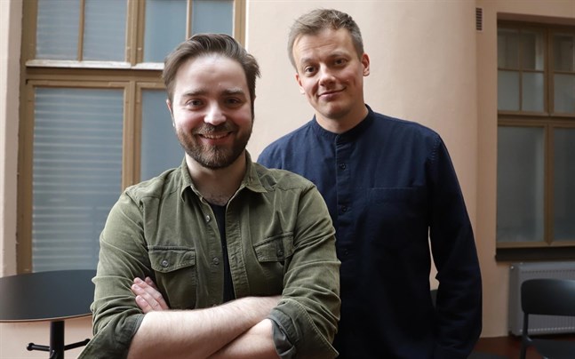 Ted Forsström och Kaj Korkea-Aho har skrivit boken "Zoom! Virala genier" som är grunden till tv-serien med samma namn.