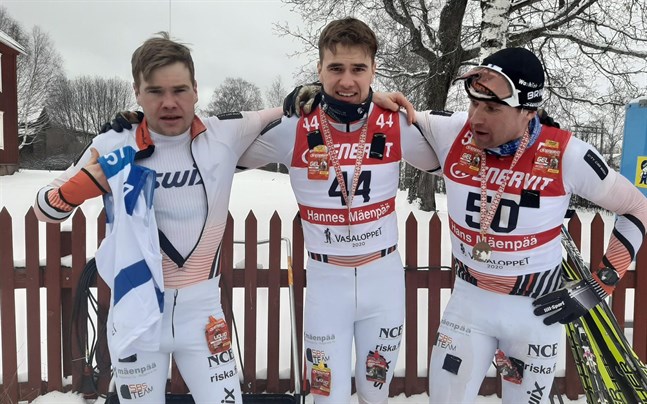 Viktor Mäenpää (till vänster) är den i klanen Mäenpää som inleder Visma Ski Classics på lördag. Hannes (nr 44) hoppar på långloppståget i Toblach-Cortina veckan därpå. Hans är också med från start, men hans handskada gör att han får nöja sig med en roll som serviceman.