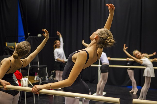 På lördag deltar lokala dansgrupper från bland annat JKG, Wava-institutet, Pedersöre MI och mellersta Österbottens konservatorium. På bilden dansare från Wava-institutets danslinje.