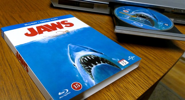 Filmen Hajen (1975) på Blue-Ray vid TV-soffan. Nu läggs den svenska branschorganisationen för videodistribution ned.