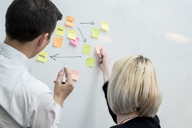Grundtanken bakom servicedesign, även kallad tjänstedesign, är att skräddarsy och personifiera servicen, det vill säga att sätta ”kundens” eller i detta fall den vård- eller omsorgsbehövande behov i centrum.