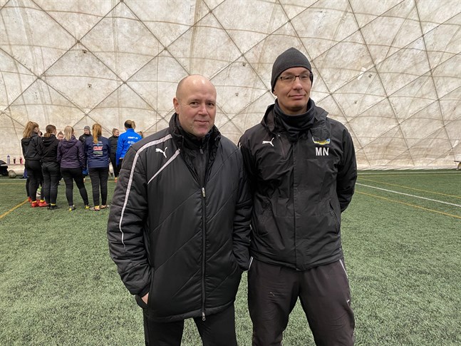 Tränarna Bennet Eklund och Magnus Näs vill vara med och höja nivån på damfotbollen i regionen.