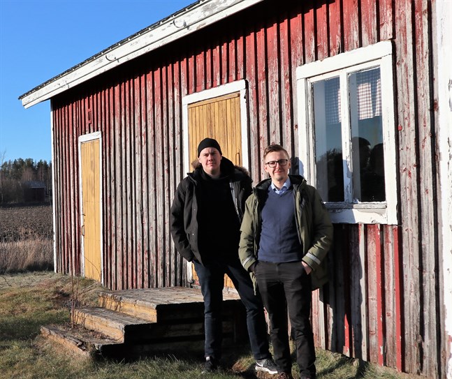 Arrangörerna, däribland Luckan i Sydösterbottens informatör Robert Westergård och Närpes stads kultursekreterare Victor Strömbäck, är förtegna om detaljerna. Men dialektfestival lär det i varje fall bli.