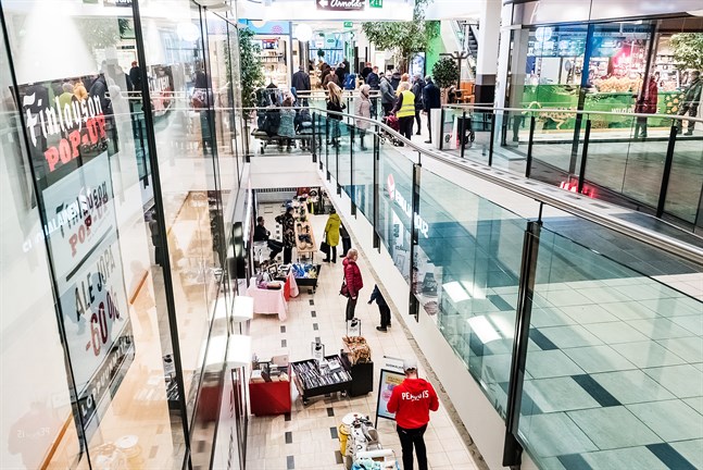 Den äldre delen av köpcentret Chydenia har sålts till OS-vinnaren Samppa Lajunen.
