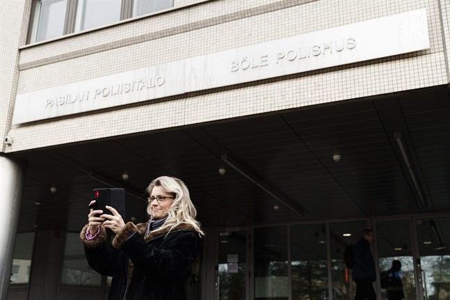 Riksdagsledamot Päivi Räsänen (KD) tar en selfie då hon var på väg till förhör hos polisen i Helsingfors den 2 mars.