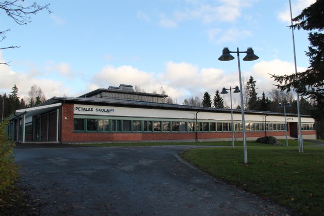 Renoveringen av golvet i Petalax skola startar i sommar. Nu ska man utreda var eleverna ska vara nästa läsår.