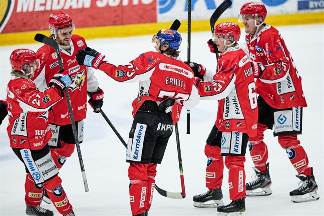 Santeri Haarala (längst till vänster), Eemil Erholtz (i mitten) och Lari Heikkinen (andra från höger) är de tre spelare från U20-bronslaget 2019 som har finsk ligaadress denna säsong.