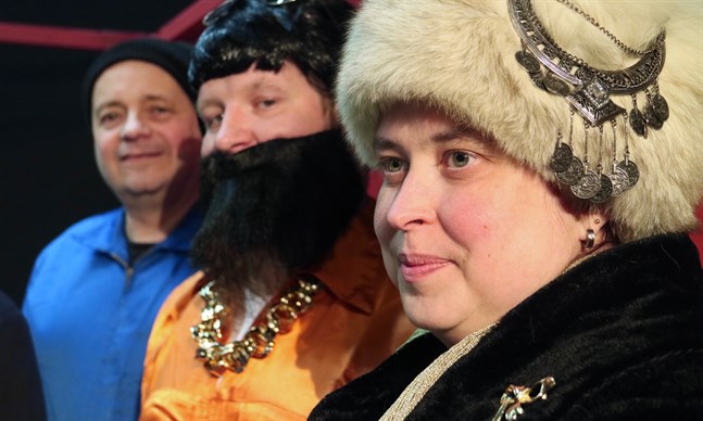 Det är lugnt, alldeles för lugnt på Lugnets Pizzeria. Ända tills det en dag börjar hända saker. Från vänster i bild skådespelarna Stefan Sandin, Markus Mäenpää och Camilla Juthbacka.