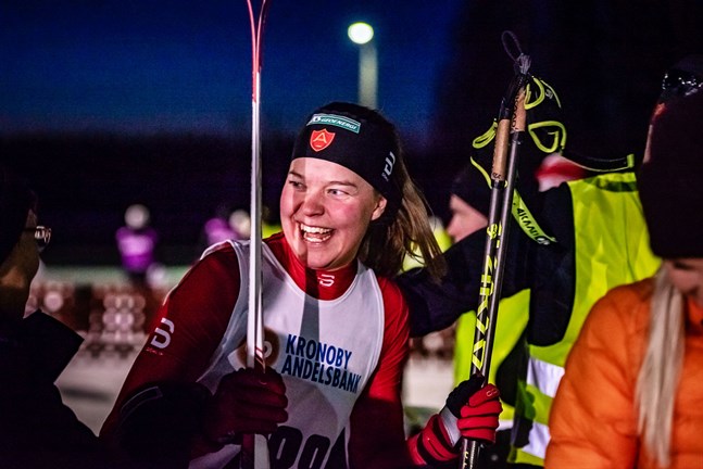 Jennie Lindvall är en duktig sprinter, både i så kallad normal sprint och i supersprint. Så här glad var hon efter sprintsegern i förbundsmästerskapen förra vintern.