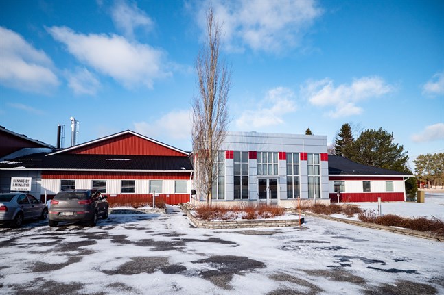 Kommunen hyr kontorslokalerna i Lövö av fastighetsbolaget Myro Equity som drivs av Leif Käldman.