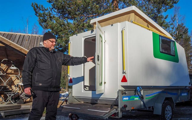 Öjabon Ove Sundkvist framför sin prototyp Anycamper utanför Café Bryggan.