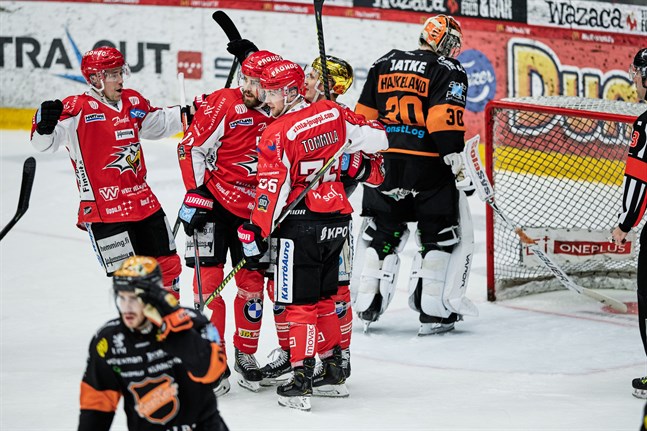 Simon Suoranta (andra från vänster) har som bäst gjort 18 mål och 34 poäng i ligan. Det skedde för Ässät säsongen 2016–17. I vinter hoppas han kunna hjälpa Sport med målskyttet.