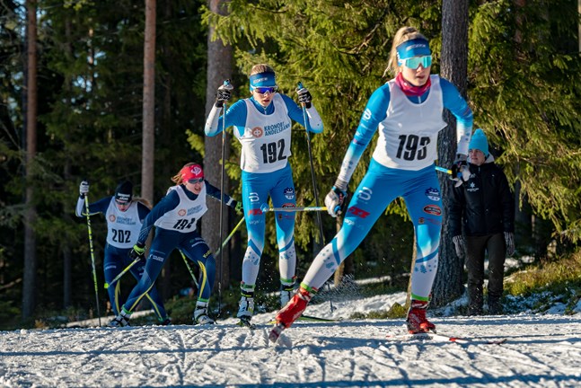 På FSSM i Lappfors i mars förra året tävlade de mot varandra i sprinten. På junior-FM i Jyväskylä tog Wilma Hjerpe och Signe Jakobsson silver tillsammans i lagsprint.