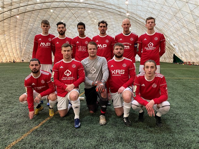 Här är Kaskö IK:s öppningselva i segermatchen mot IF Hoppet. Uppe från vänster: Rijad Badnejevic, Vanja Pobor, Jacob Otieno, Valeri Oleinik, Jonas Granfors, Axel Hellström. Nere från vänster: Bekir Kadic, Irnes Begic, Jacob Strand, Admir Kalabic, Amir Kalabic.