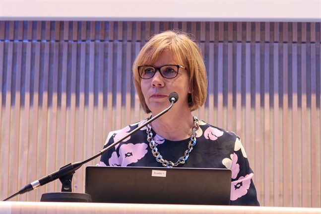 SFP:s ordförande justitieminister Anna-Maja Henriksson höll ett anförande på distans under SFP Österbottens kretsmöte på lördagen.