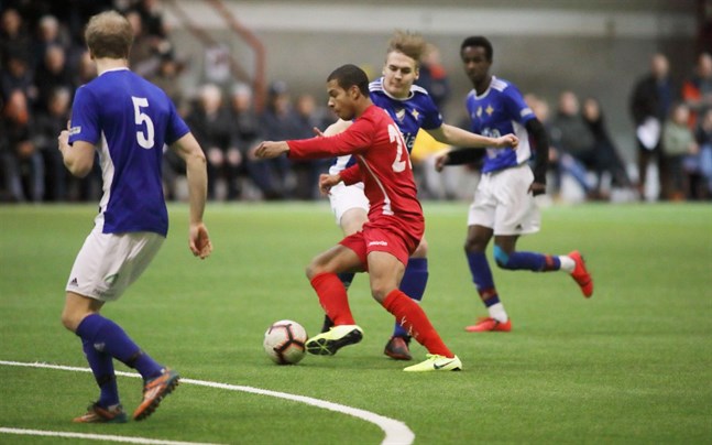 Anthony Olusanya i Jaro underhåller VIFK-försvaret med Ville Huuhka (5) i förgrunden i en träningsmatch i mars.