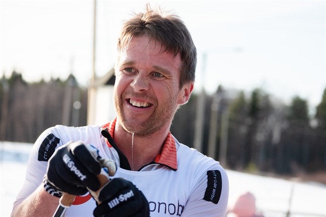 Hans Mäenpää från Jakobstad kan fortfarande titulera sig världsrekordhållare på 24 timmar skidåkning.