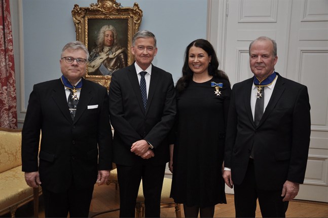 Kommendörstecknet av Nordstjärneorden tilldelades konsuln i Karleby Peter Holm (till höger i bild), konsuln i Jyväskylä Esa Vilmusenaho (till vänster i bild) och konsuln i Rovaniemi, Johanna Ikäheimo. Ordenstecknen överlämnades av Sveriges ambassadör i Finland, Anders Ahnlid (andra från vänster i bild).